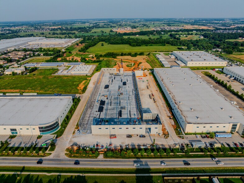 More Photos Of 5100 SW Regional Airport Blvd, Bentonville Warehouse For Lease