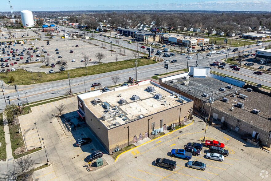 More Photos Of 5824-5832 Douglas Ave, Des Moines Freestanding For Lease