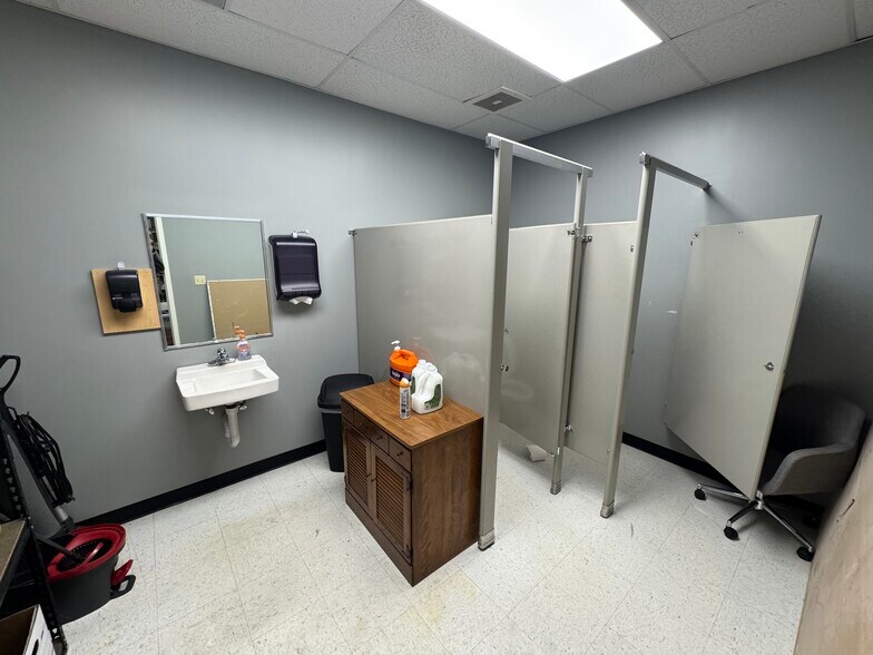 More Photos Of 6905 Downwind Rd, Greensboro Flex For Sale