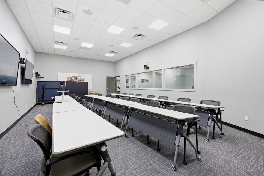 More Photos Of 326 SE Douglas St, Lees Summit Office For Sale