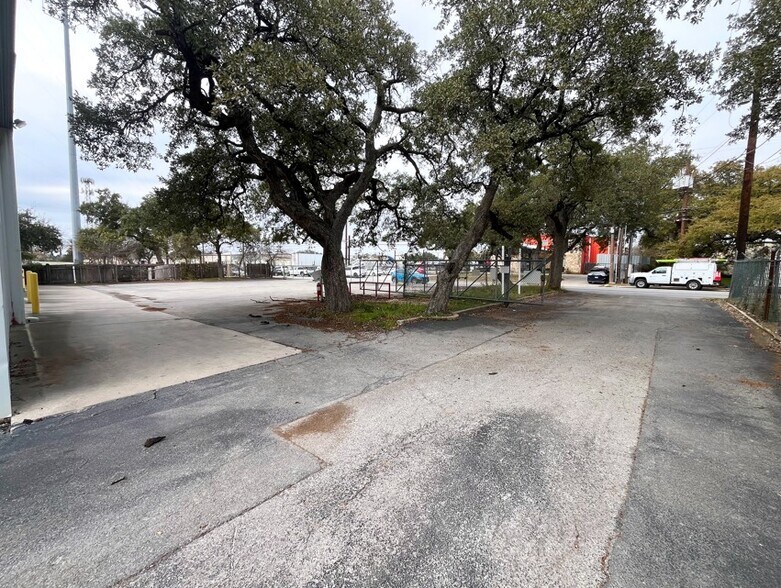 More Photos Of 15562 Capital Port Dr, San Antonio Warehouse For Lease