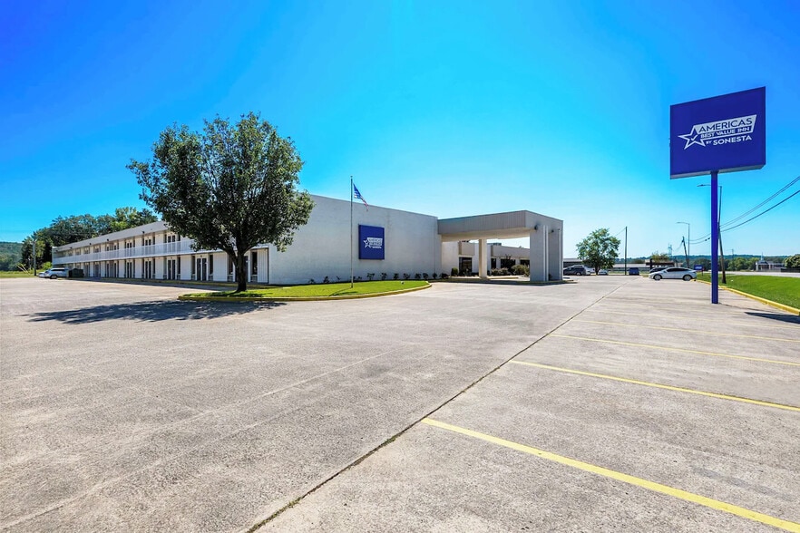 Primary Photo Of 2031 Military St S, Hamilton Hotel For Sale