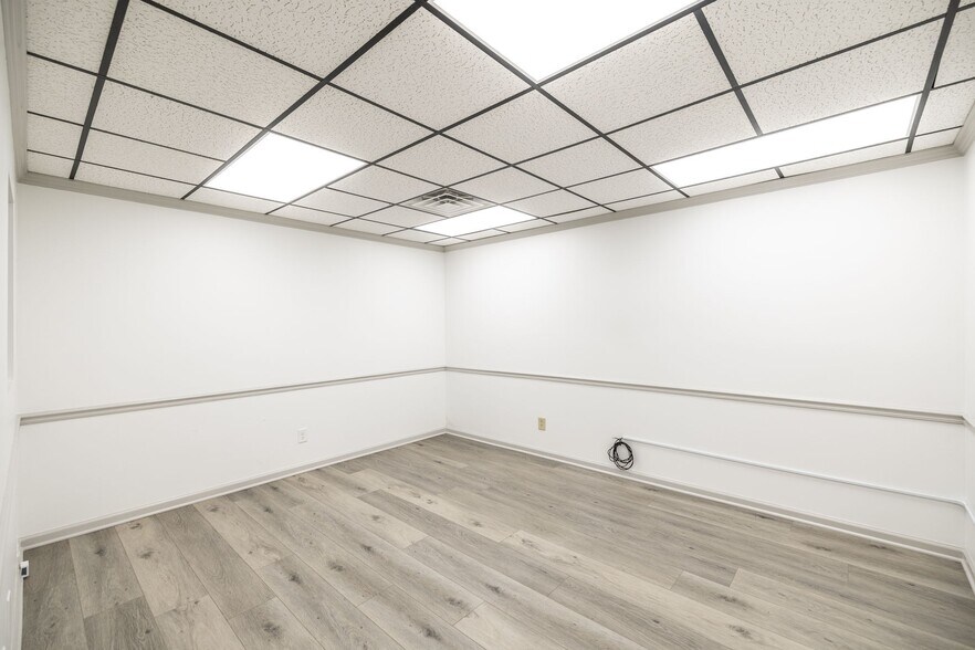 More Photos Of 363 W Main St, Hendersonville Light Distribution For Lease