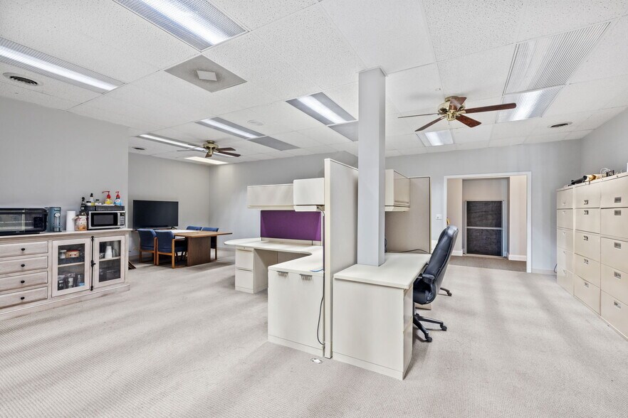 More Photos Of 611 W Jefferson St, Shorewood Medical For Lease