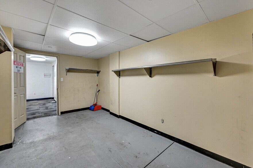 More Photos Of 100 Chamber Plz, Charleroi Supermarket For Lease