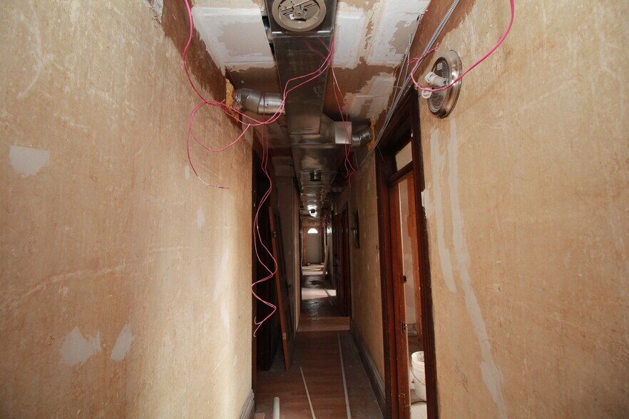 More Photos Of 900 Island Ave, McKees Rocks General Retail For Sale