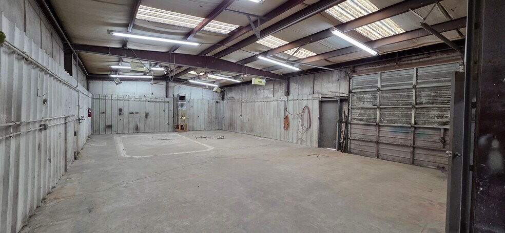 More Photos Of 5716 I-35 Industrial Blvd, Edmond Service For Lease