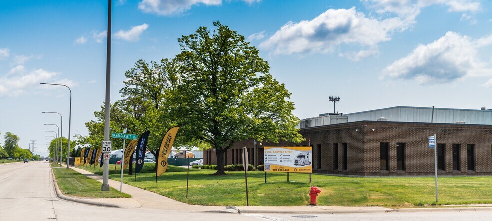 More Photos Of 6363 W 73rd St, Bedford Park Manufacturing For Lease