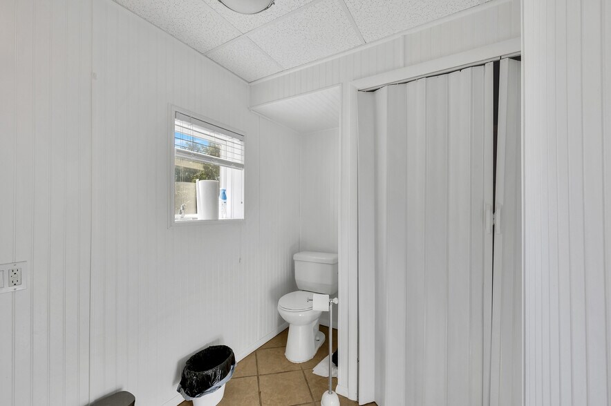 More Photos Of 1813 Main St, Blakely Office For Sale