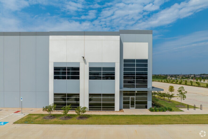 More Photos Of 900 Heritage Trace Pky, Fort Worth Warehouse For Lease