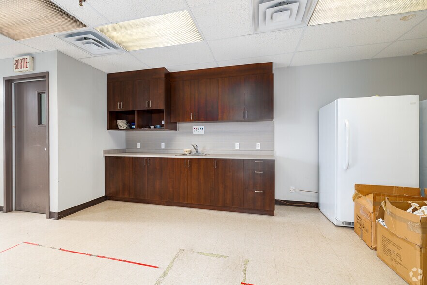 More Photos Of 1280 Boul Jules-Poitras, Montréal Warehouse For Lease