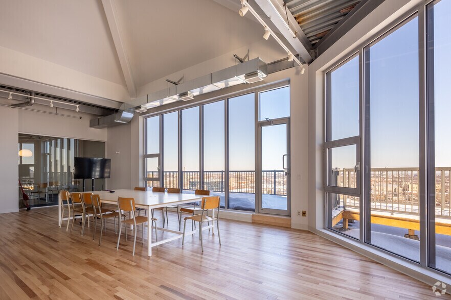 More Photos Of 4446 Boul Saint-Laurent, Montréal Loft Creative Space For Lease