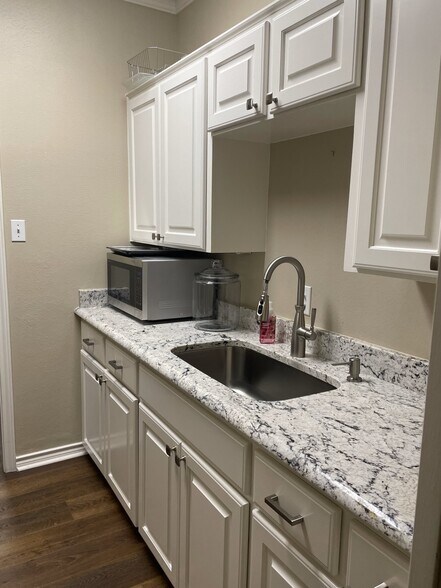 More Photos Of 901 N Mallard St, Palestine Medical For Sale