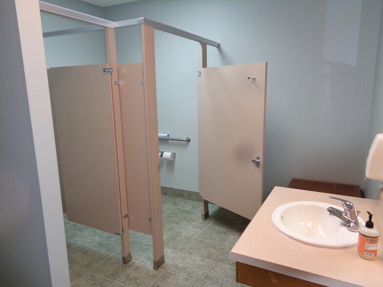 More Photos Of 2419 Westgate Dr, Albany Office For Lease