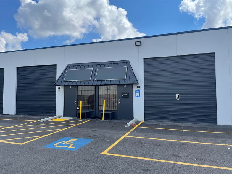 More Photos Of 467 Circle 85 St, College Park Warehouse For Lease