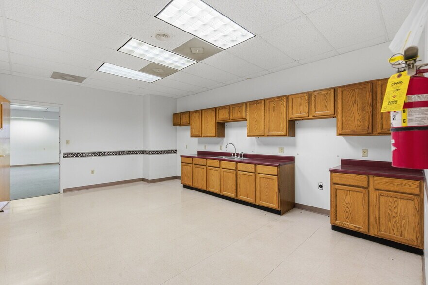 More Photos Of 718 N Martin St, East Prairie Office For Sale