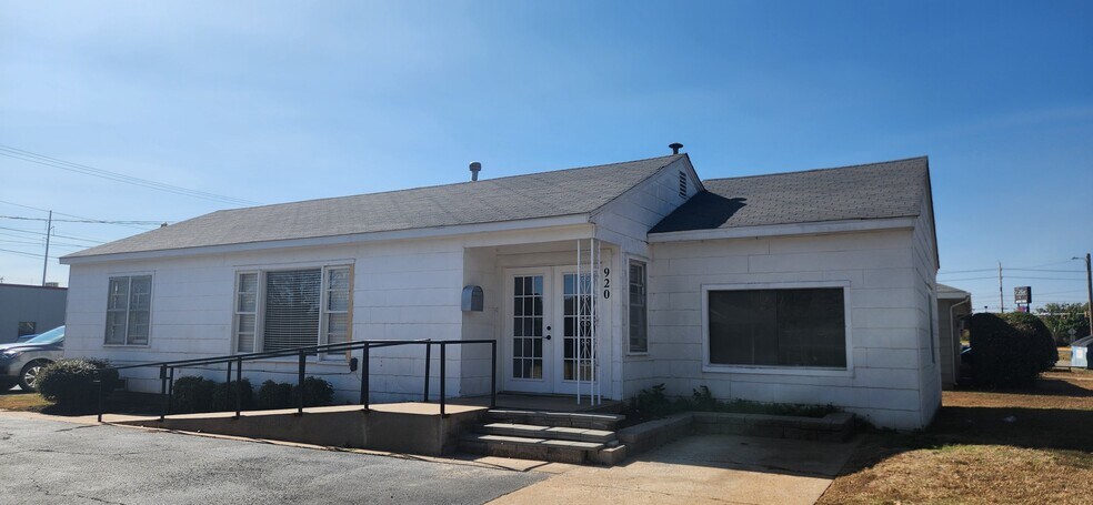 More Photos Of 920 N Main St, Stillwater Flex For Lease