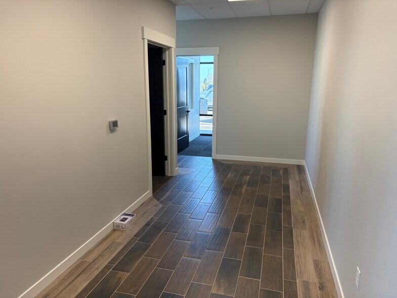 More Photos Of 6509 W. Rio Grande, Kennewick Showroom For Lease