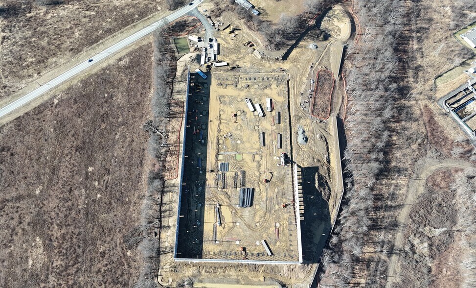More Photos Of 1081 Dolsontown Rd, Middletown Distribution For Lease
