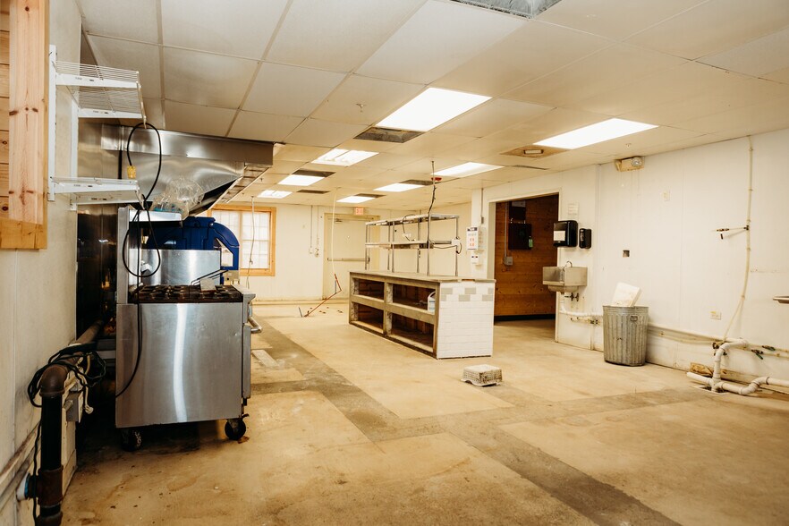 More Photos Of 817 Interstate Dr, Manchester Freestanding For Sale