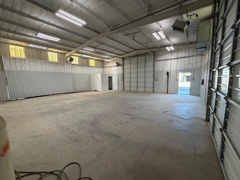 More Photos Of 105 Sunset Acres Ct, Granbury Industrial For Lease