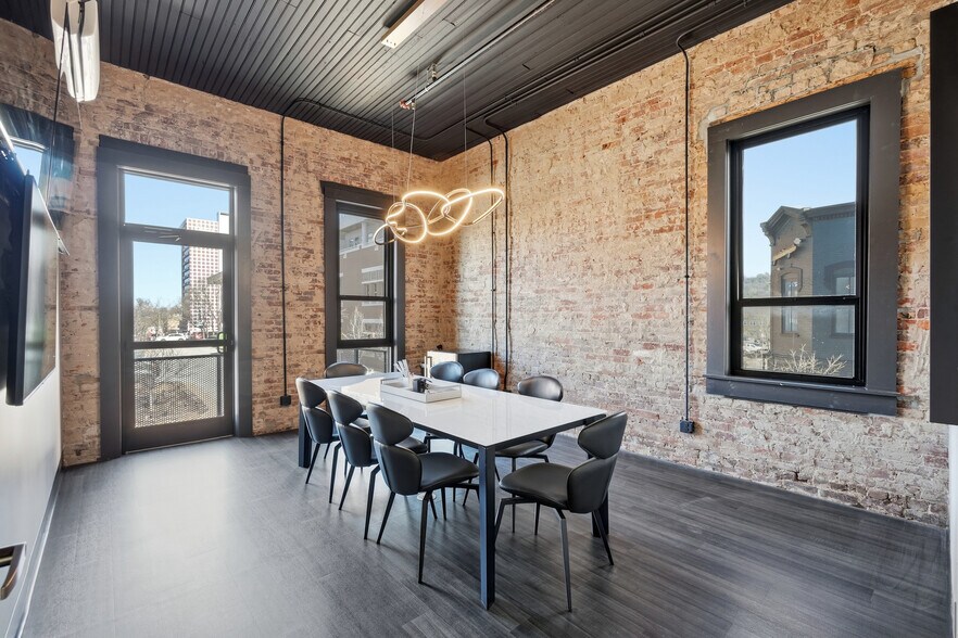 More Photos Of 1 W Mountain St, Fayetteville Office For Lease