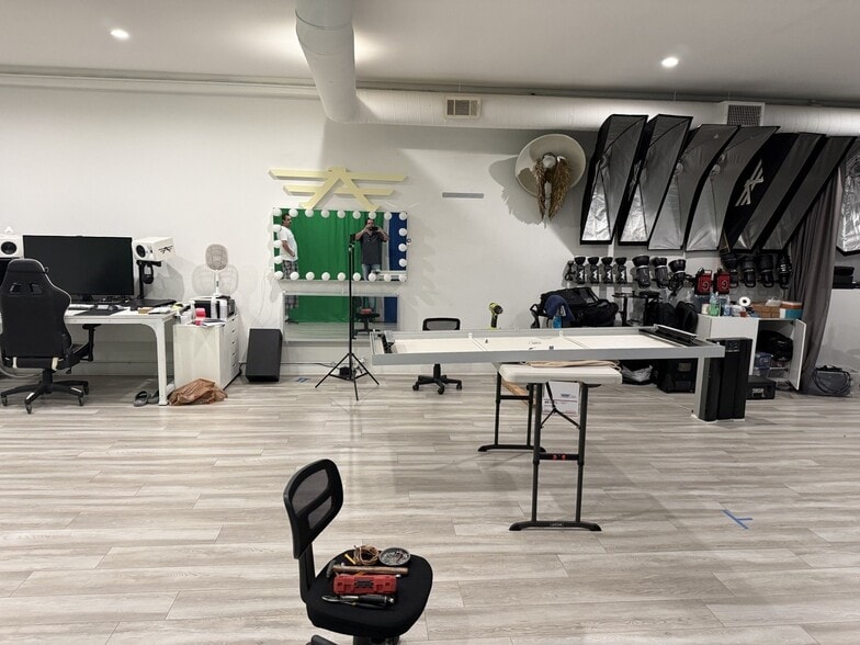 More Photos Of 1610 W Magnolia Blvd, Burbank Storefront For Sale