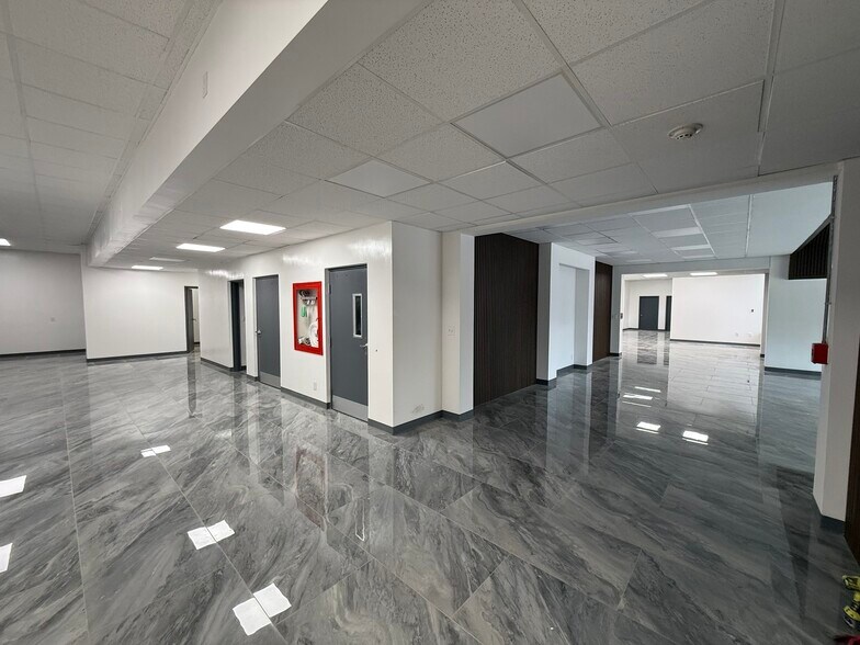 More Photos Of 900 N University Blvd, Jacksonville Office For Lease