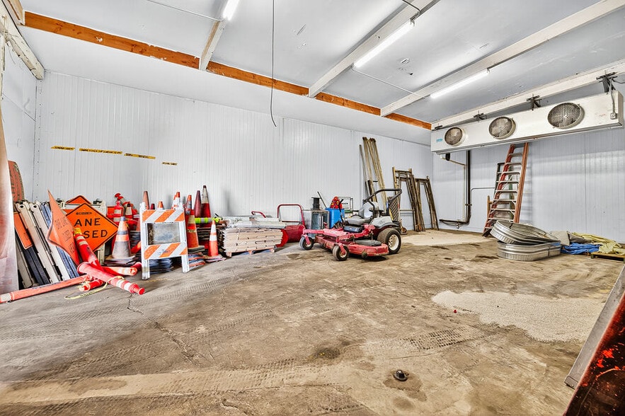 More Photos Of 81500 Industrial Pl, Indio Warehouse For Sale