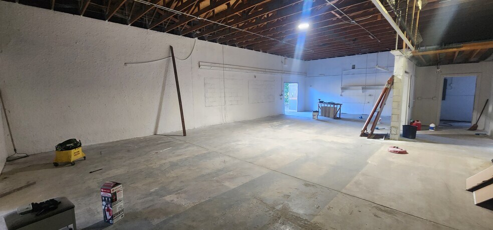 More Photos Of 284 S Center St, Pierson Auto Repair For Lease