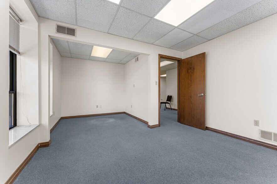 More Photos Of 600 Commerce Dr, Coraopolis Office Residential For Sale