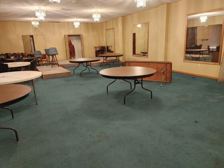 More Photos Of 300 S 3rd, Quincy Hotel For Sale