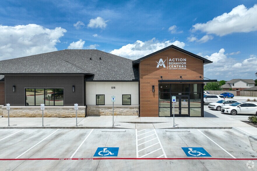 More Photos Of 516 W Bonds Ranch Rd, Fort Worth Medical For Sale