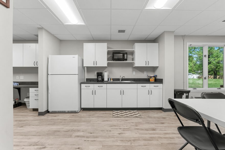 More Photos Of 10800 E 77th Ter, Raytown Medical For Sale