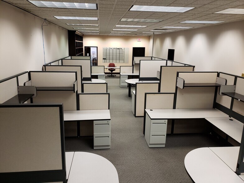 More Photos Of 495 Circle 85 St, College Park Warehouse For Lease