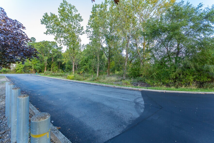 More Photos Of 6850 Main St, Williamsville Light Distribution For Lease