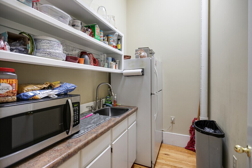 More Photos Of 809 S Main St, Columbia Office For Sale