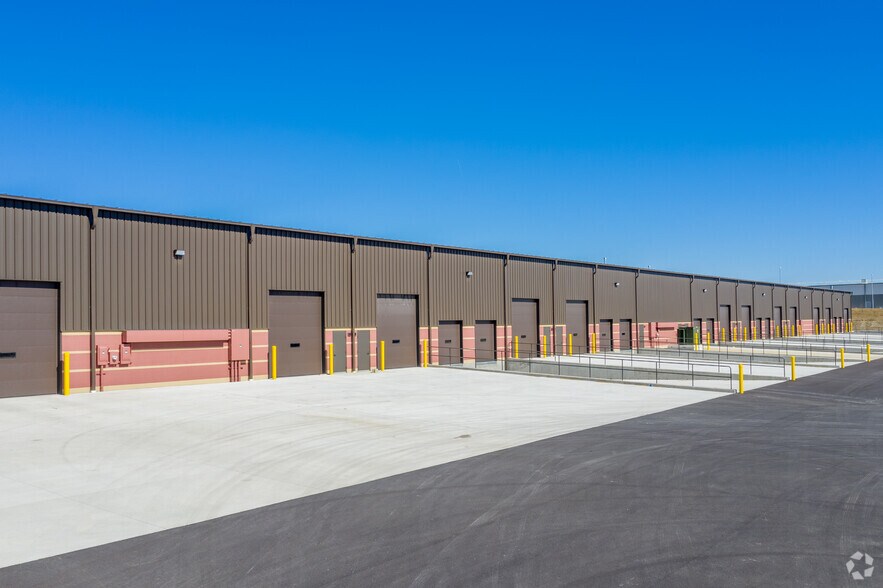 More Photos Of 2071 Phoenix Ave, Massillon Distribution For Lease