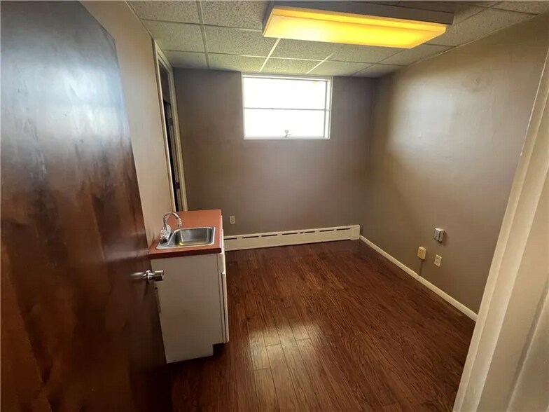 More Photos Of 909 N Logan Ave, Danville Medical For Sale