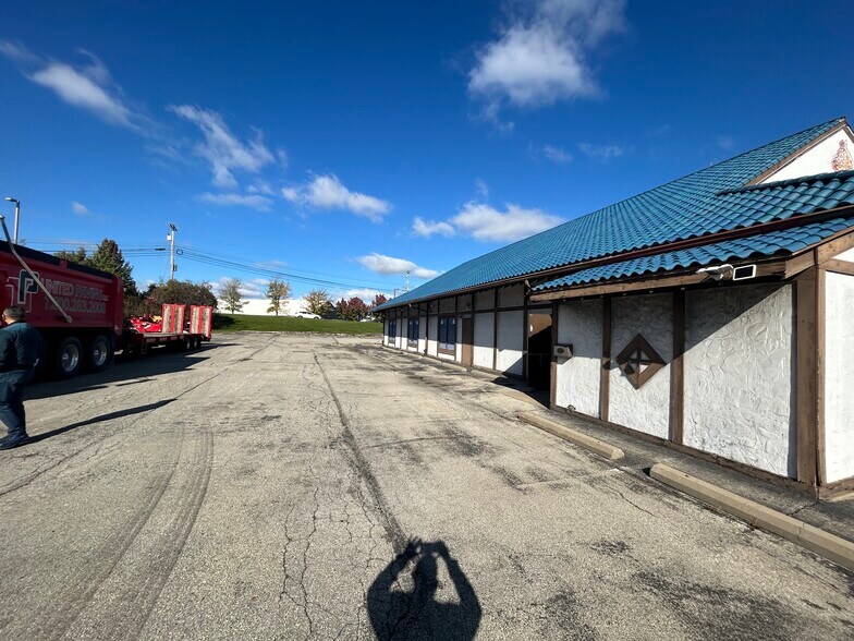 More Photos Of 8 Tech One Dr, Monroeville Restaurant For Lease