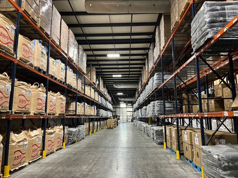 More Photos Of 1136 Dunlop Ln, Clarksville Warehouse For Lease