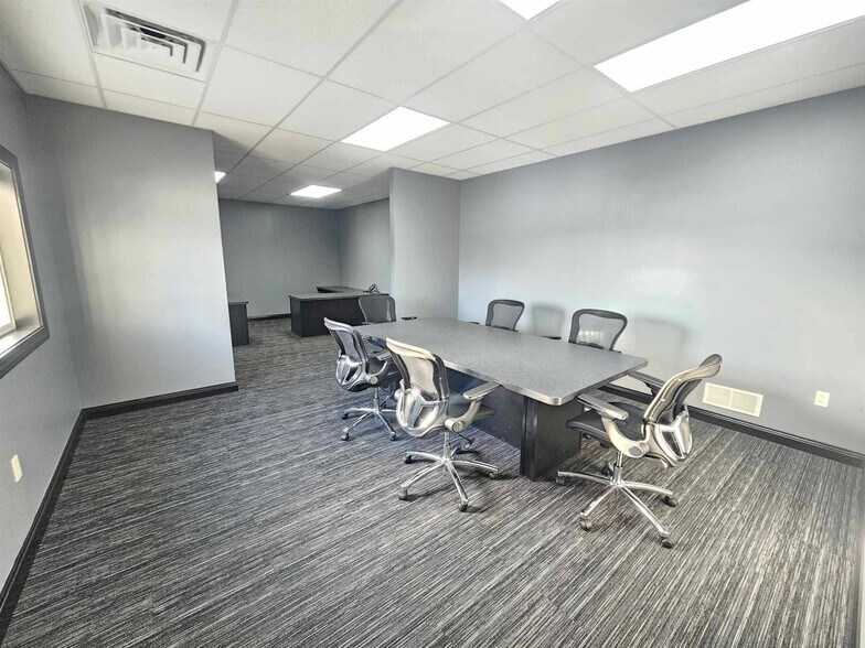 More Photos Of 170 W Circle Dr, Saint Charles Manufacturing For Sale