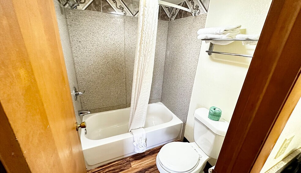 More Photos Of 14 N State St, Iola Hotel For Sale