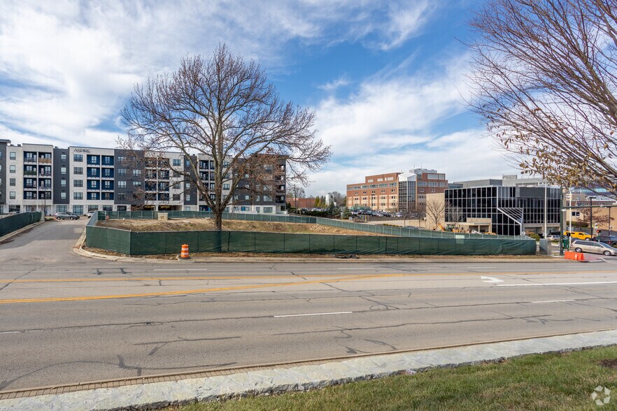 More Photos Of 7999 Kenwood Rd, Cincinnati Apartments For Lease
