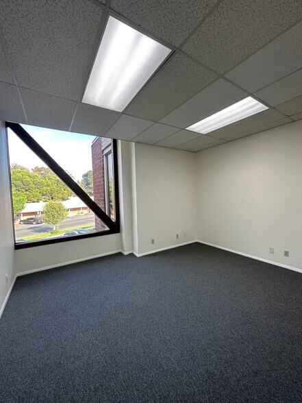 More Photos Of 2340 Plaza Del Amo, Torrance Office For Lease