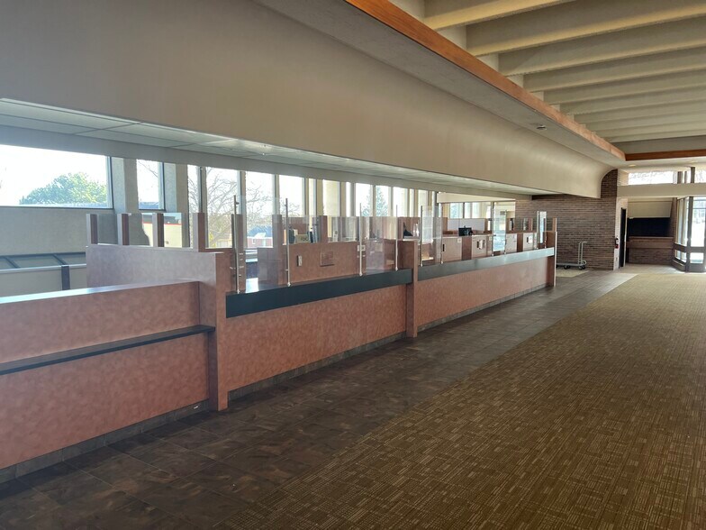 More Photos Of 908 S Fisk St, Green Bay Bank For Lease