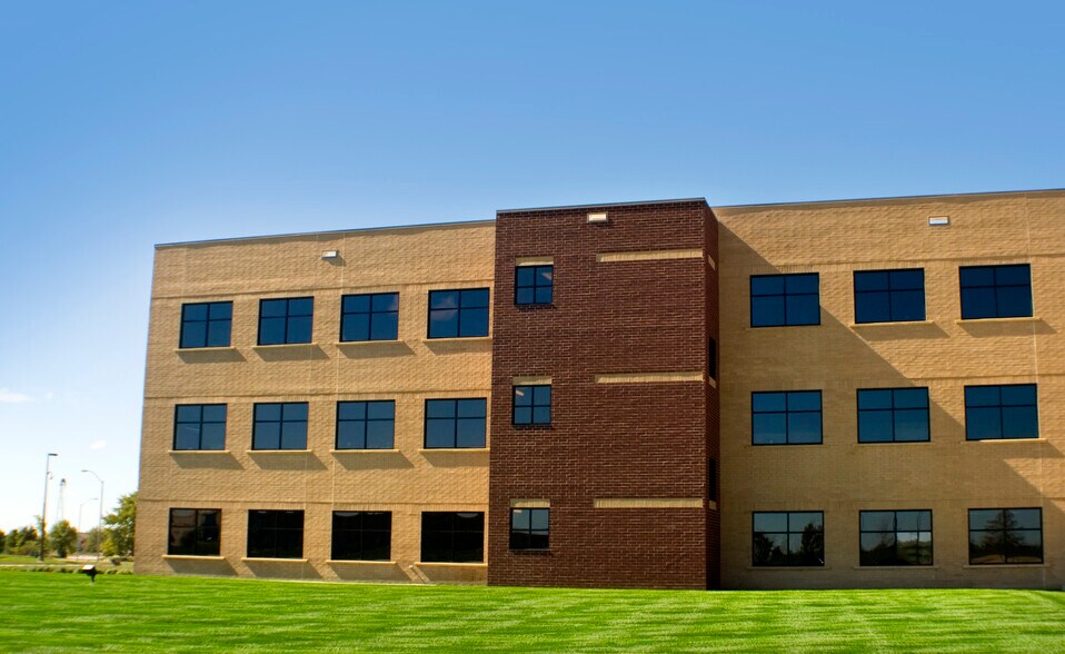More Photos Of 12421 Meredith Dr, Urbandale Office For Lease
