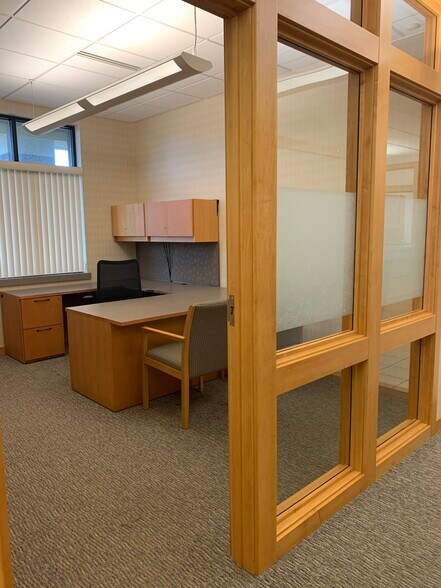 More Photos Of 905-909 S Taylor Dr, Sheboygan Office For Lease
