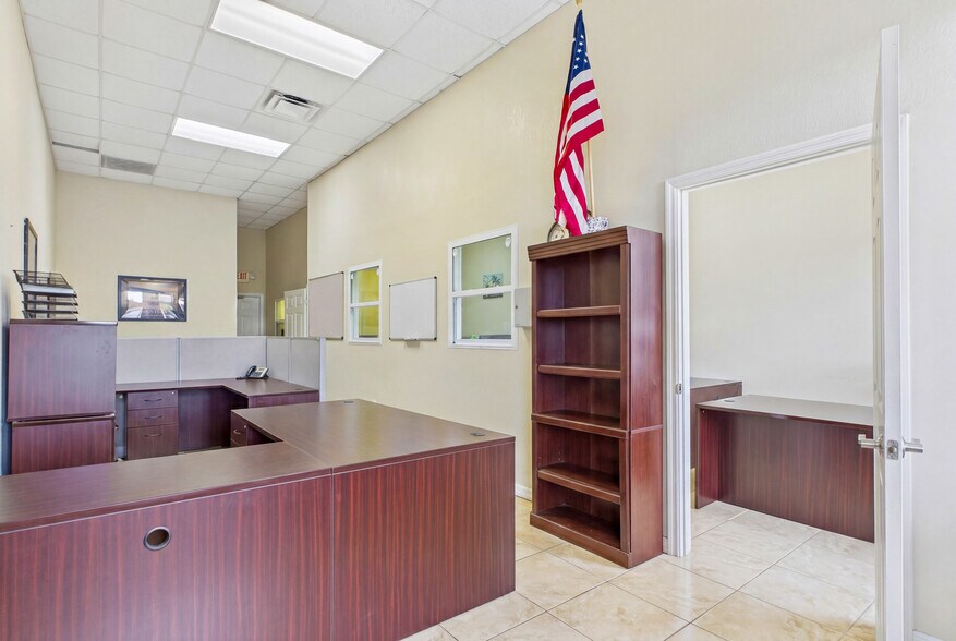 More Photos Of 1010 NE 9th St, Cape Coral Office For Sale