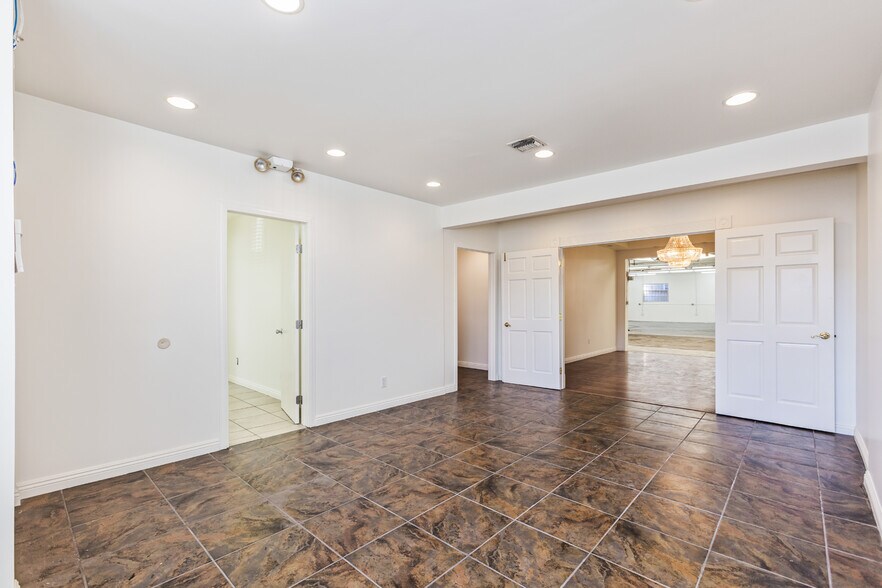 More Photos Of 7225 Fulton Ave, North Hollywood Warehouse For Lease